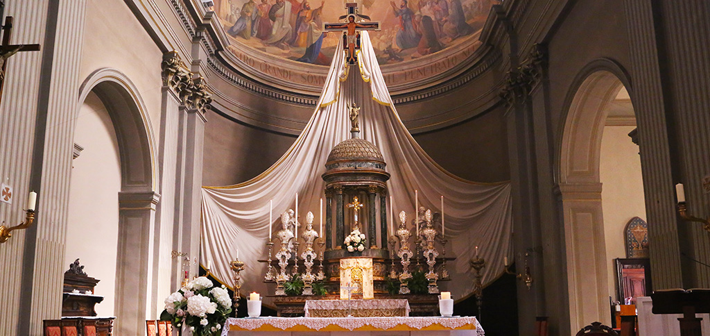 altare-parato-madonna-della-rosa.jpg